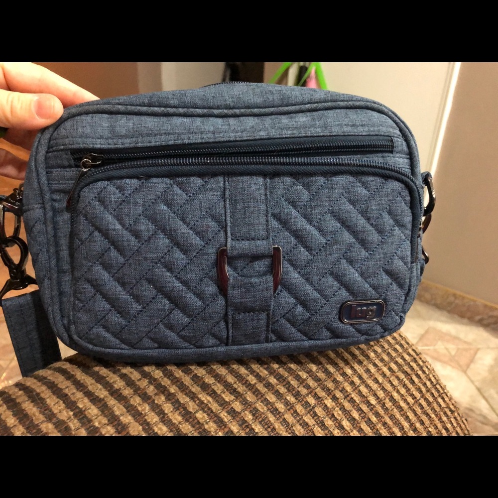 Lug crossbody carousel